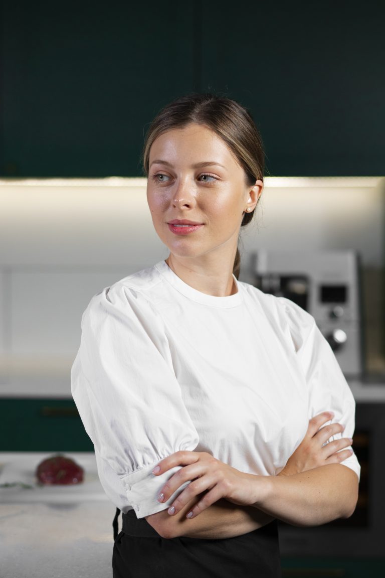 Portrait de Charlotte dans sa cuisine, illustrant son engagement pour une cuisine maison et équilibrée.